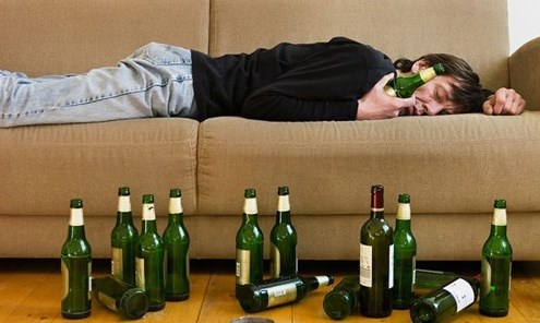 Bố mẹ là nhân tố quan trọng nhất ảnh hưởng tới thói quen uống rượu của con cái